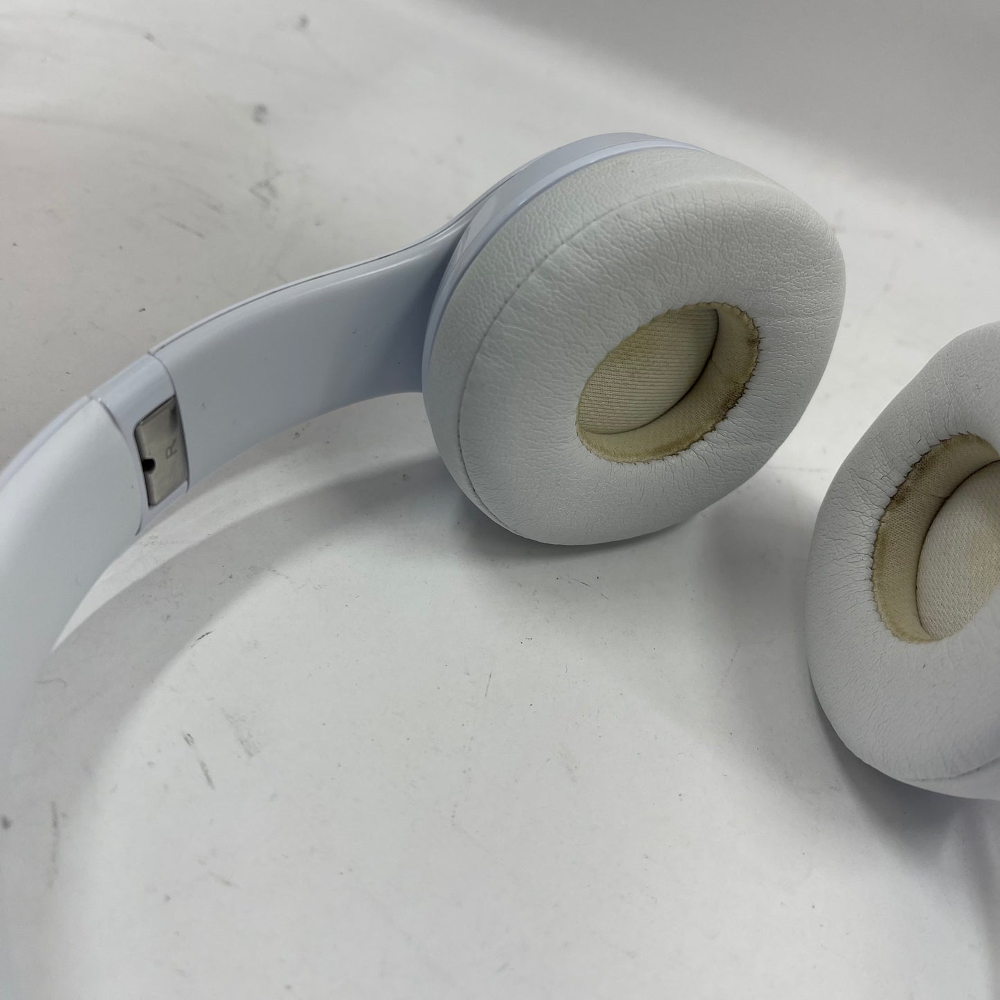 Beats Solo3 Wireless Over-Ear Bluetooth Headphones White MNEP2LL/A