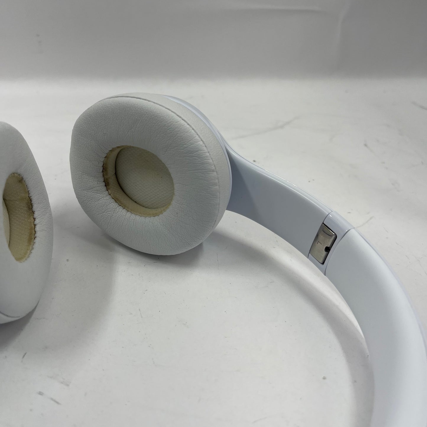 Beats Solo3 Wireless Over-Ear Bluetooth Headphones White MNEP2LL/A