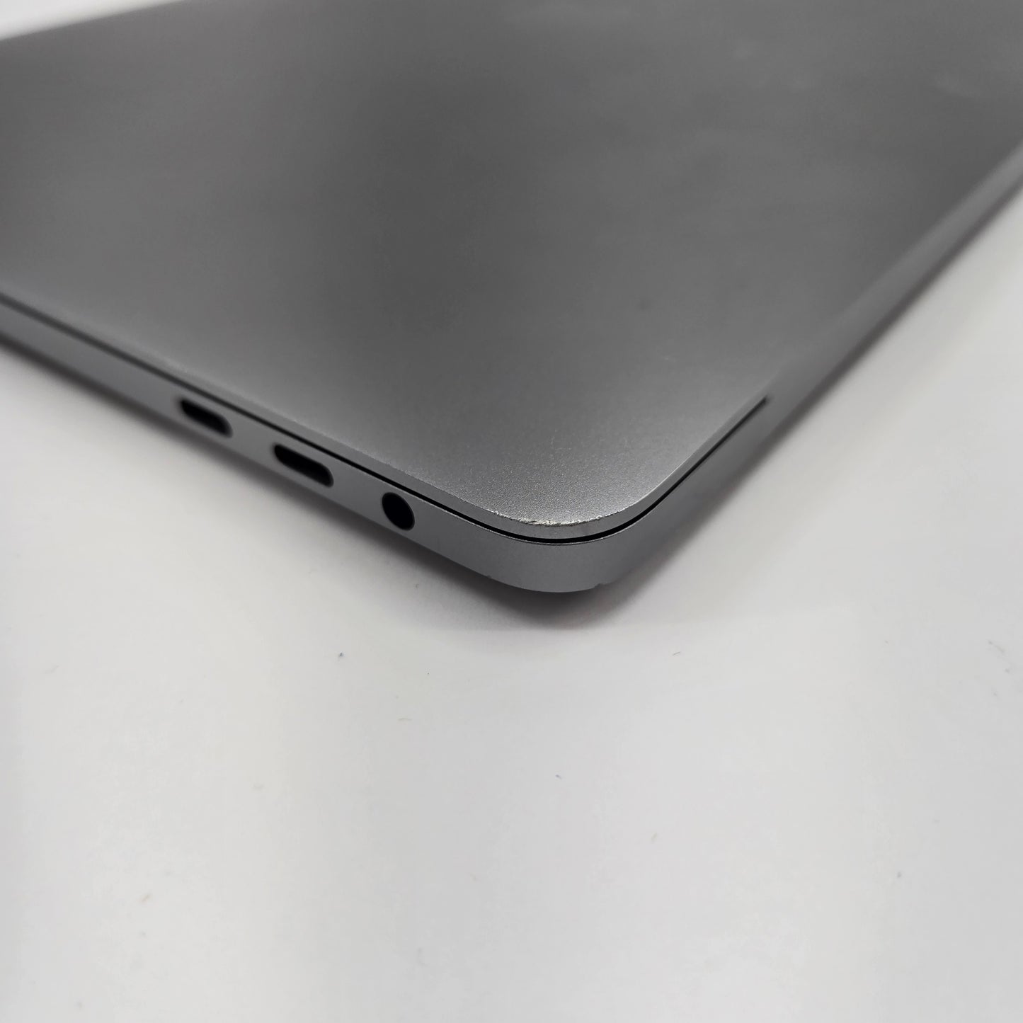 2018 Apple MacBook Pro 13.3" i5 2.3GHz 8GB RAM 256GB SSD Space Gray A1989